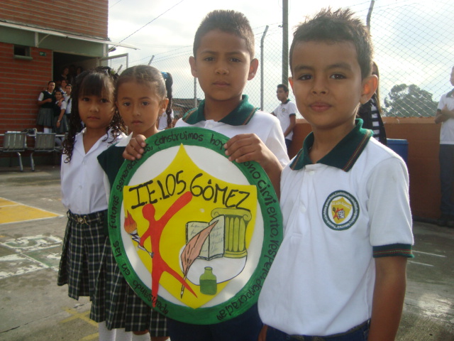 Los estudiantes del grado once hacen entrega de los símbolos institucionales mediante acto civico.