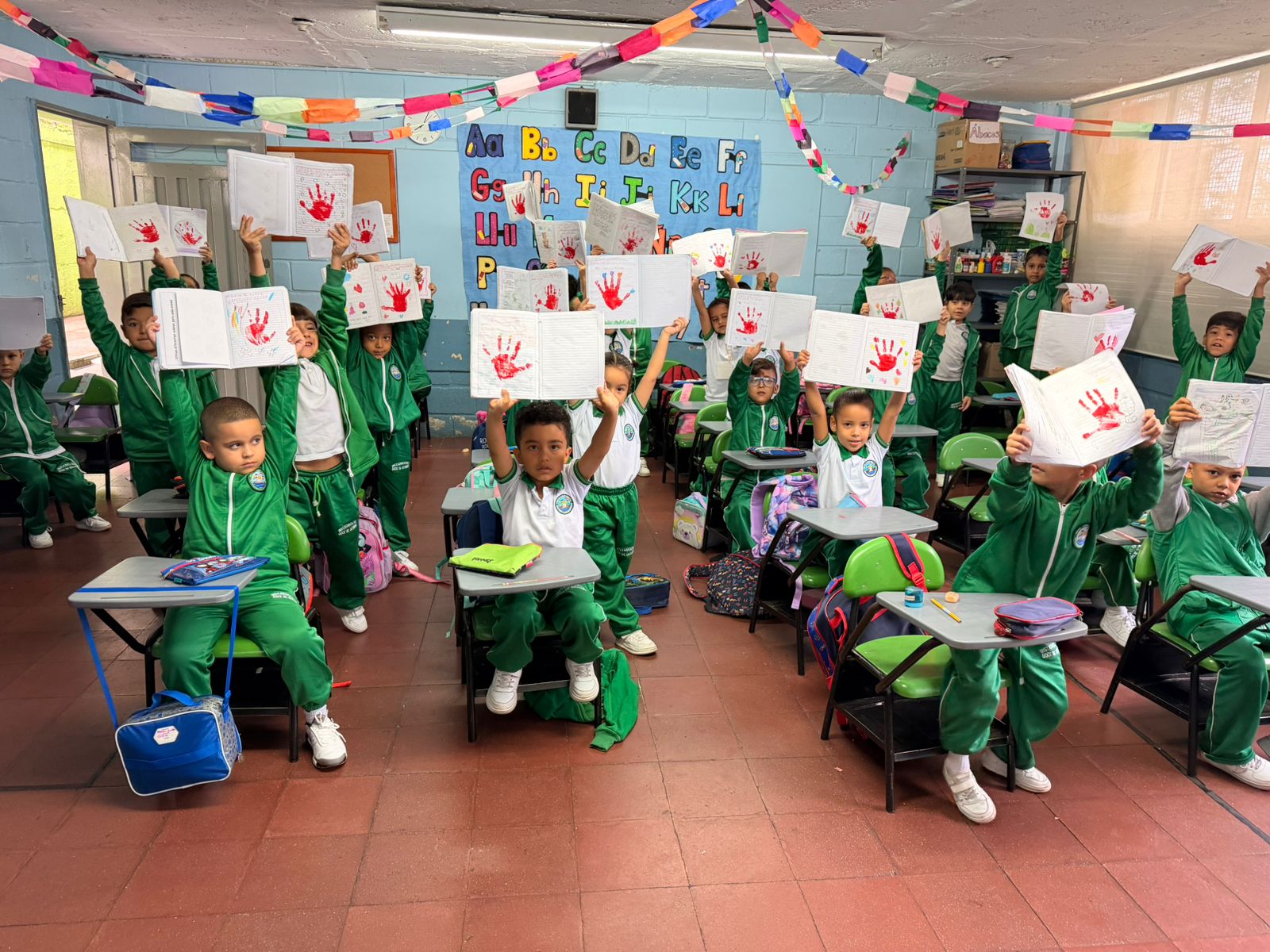 Manos que Construyen Futuro: Una Jornada Roja por la Paz