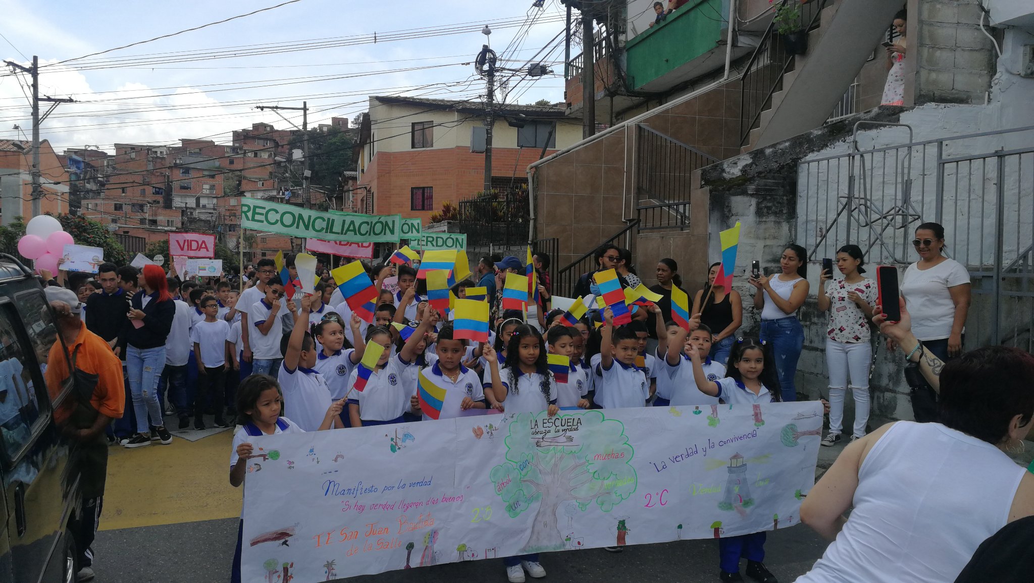La Escuela Abraza la verdad conflicto Armado en Colombia