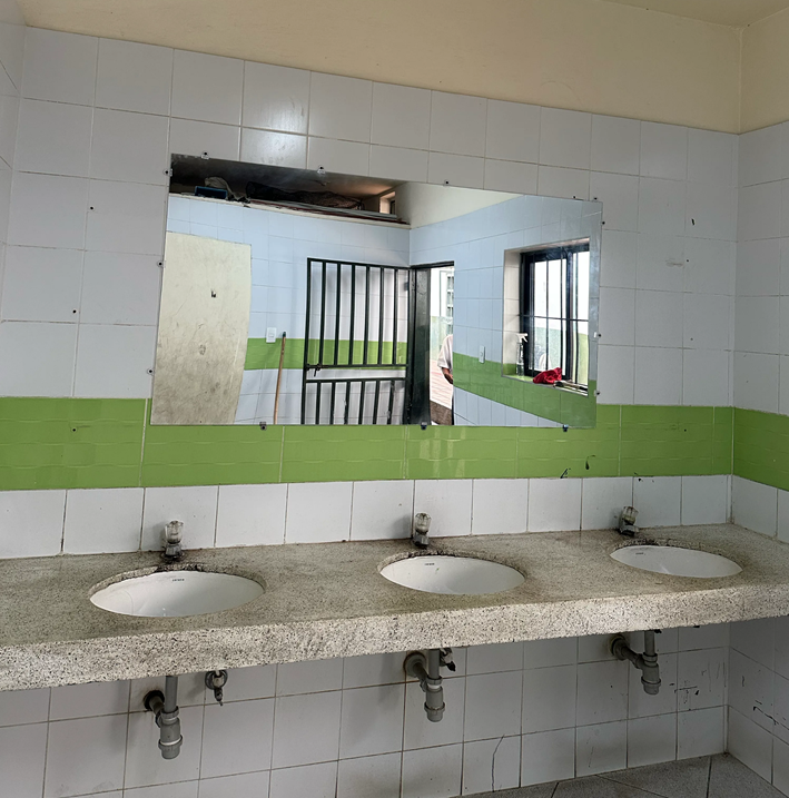 Espejos en los baños de los hombres