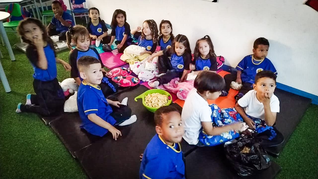 Niñas y niños del nivel jardín disfrutando de una tarde de cine en la IE Los Gómez.