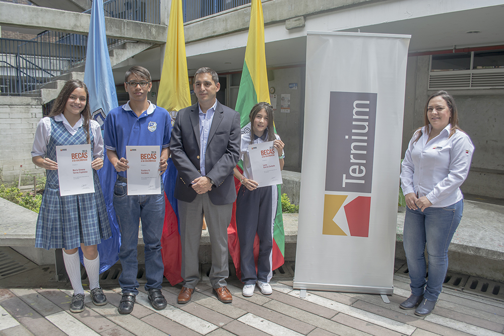 Estudiantes Itagüiseños recibieron reconocimiento por su excelencia académica