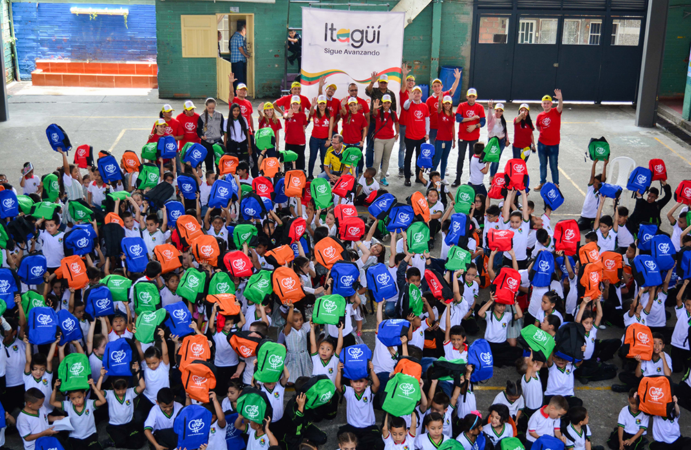 Bavaria entrega kits escolares en Itagüí