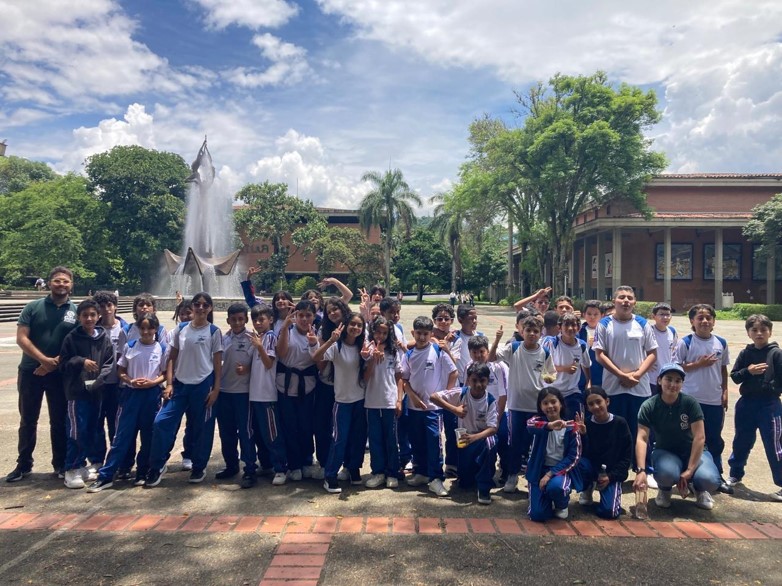 Salida pedagógica grado 6° a la UDEA. Espacio para motivar a los y las estudiantes a ir a la universidad.
Fue todo un éxito y esperamos seguir contando con estos y muchos más espacios!
Gracias UdeA!