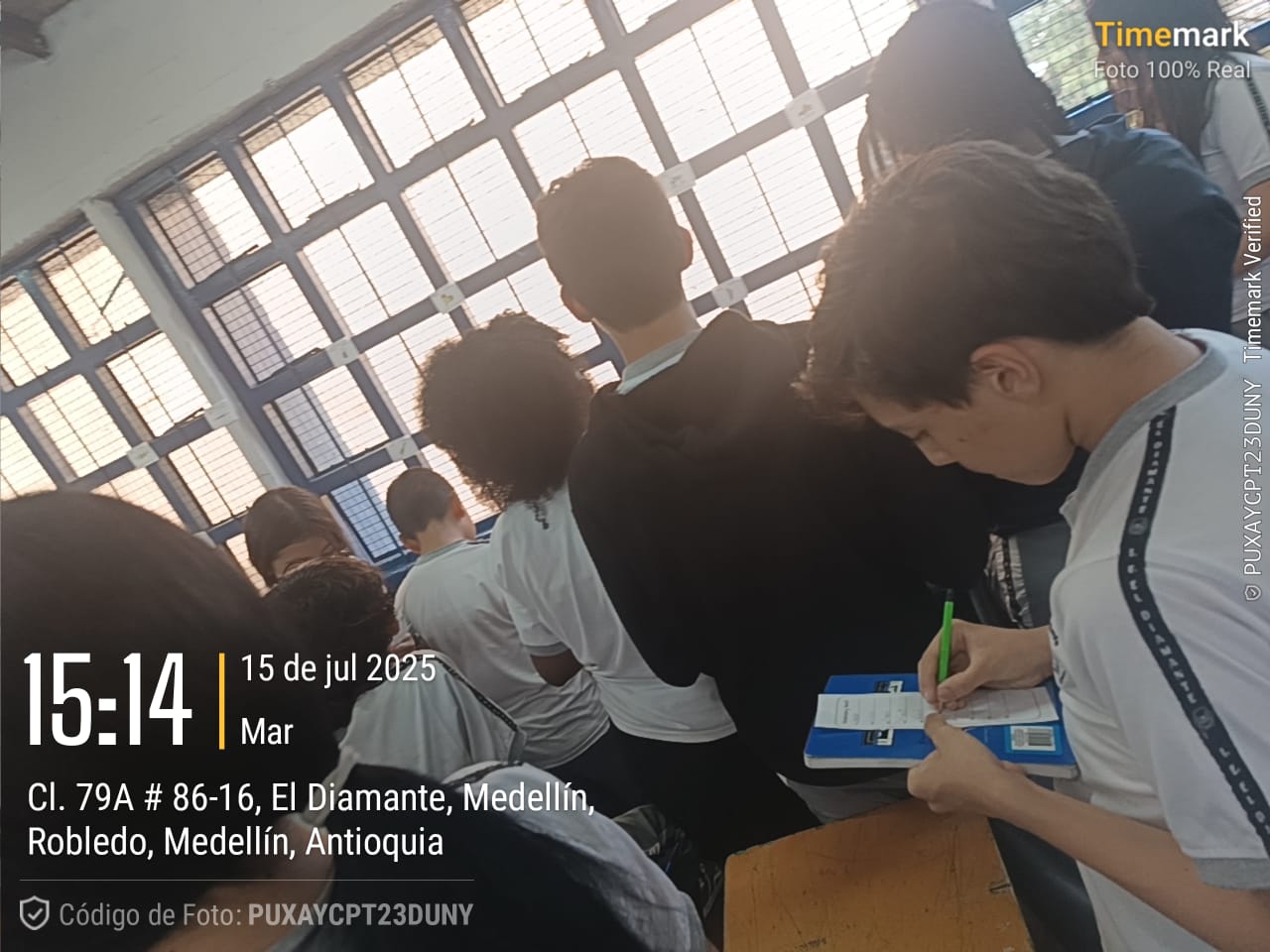 Estudiantes participando de las actividades que se generan en el centro de interes del bilinguismo