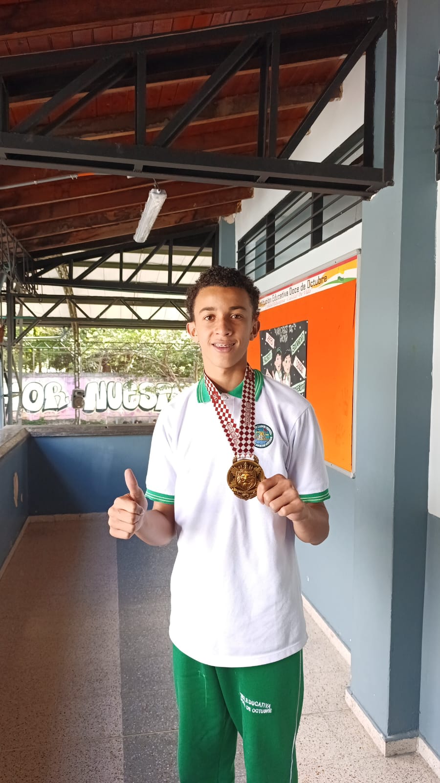 En la Institución Educativa Doce de Octubre celebramos con gran alegría el logro de uno de nuestros estudiantes, quien con esfuerzo, disciplina y compromiso ha alcanzado un importante reconocimiento.