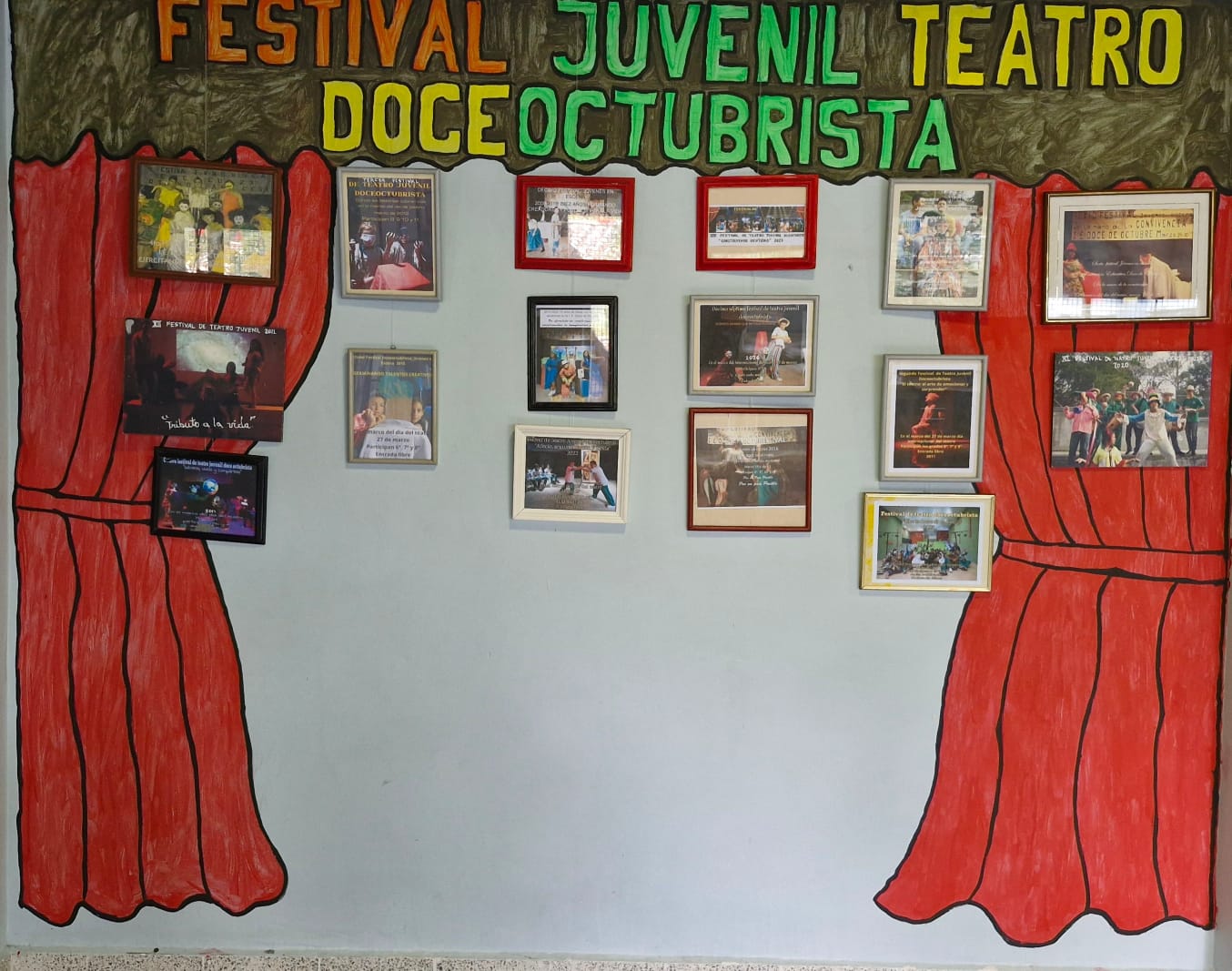 La Institución Educativa Doce de Octubre abre el telón a la memoria, el talento y la creatividad a través del Festival Juvenil de Teatro Doceoctubrista, un espacio que recoge años de expresión artística, trabajo en equipo y pasión por las artes.