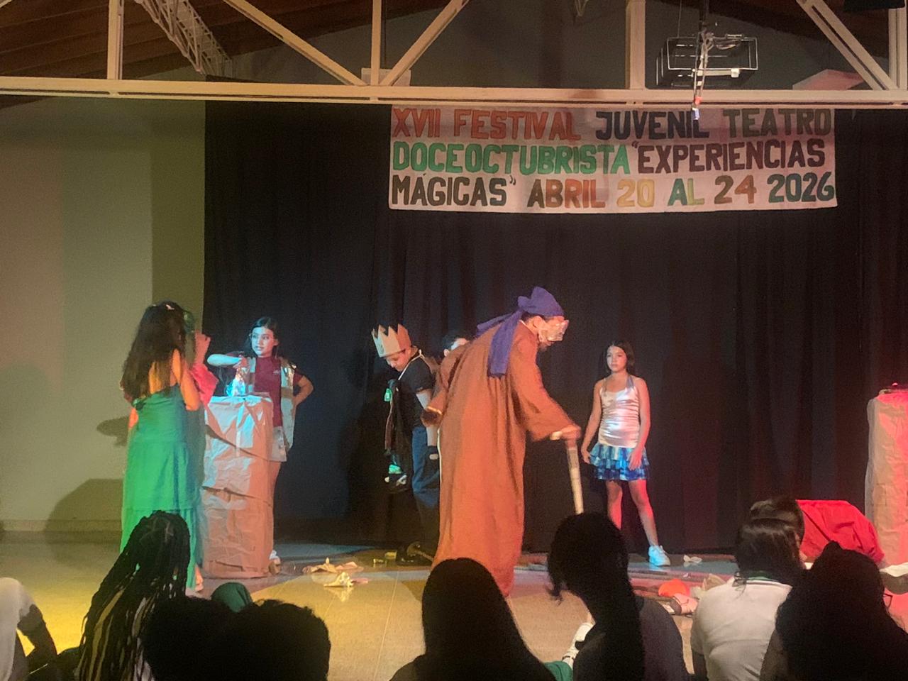 Durante el mes de abril, la Institución Educativa Doce de Octubre vivió una experiencia inolvidable con la realización del Festival de Teatro, un espacio donde el talento, la creatividad y la expresión artística fueron los grandes protagonistas.