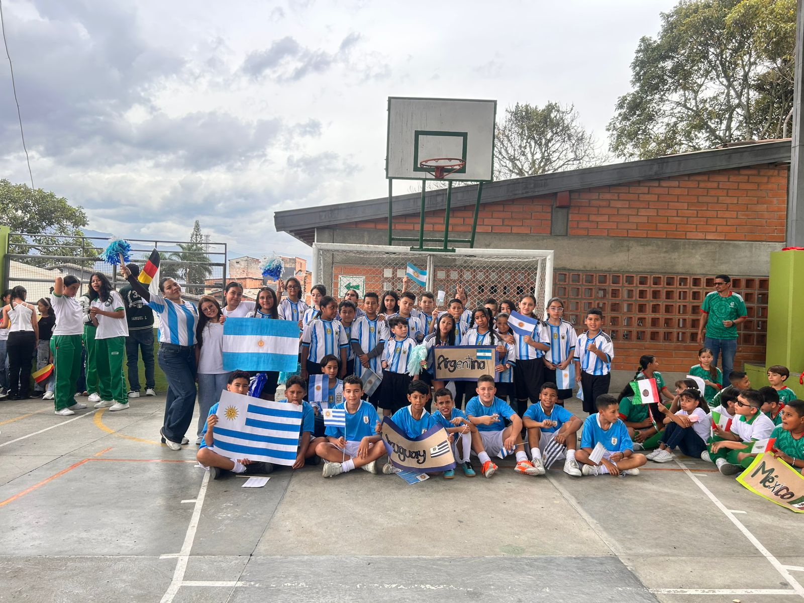 Con gran entusiasmo y espíritu deportivo, la Sección Escuela León de Greiff realizó la inauguración oficial de los Juegos Interclases 2026, una jornada dedicada a la integración, la sana convivencia y el trabajo en equipo.
