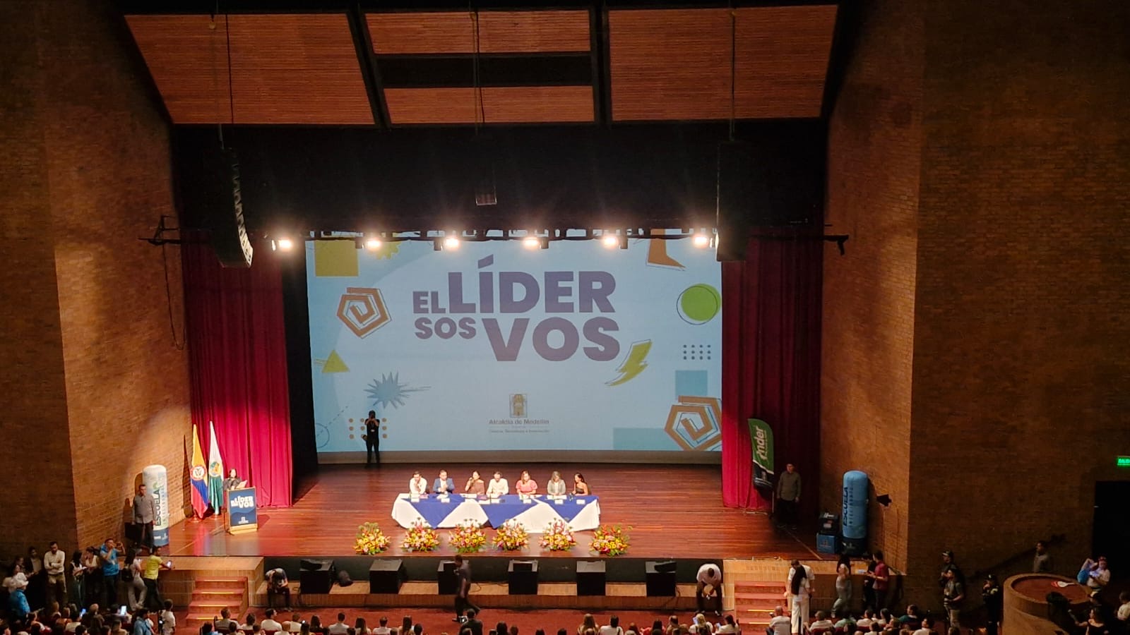 El pasado 12 de mayo, el Teatro Metropolitano se convirtió en el escenario de un evento memorable que marcó el inicio de una nueva etapa en nuestra Institución Educativa Doce de Octubre.