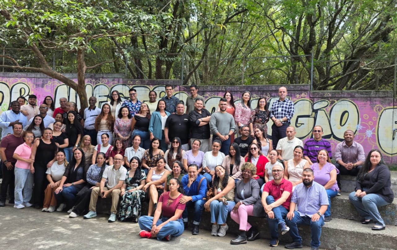 En un ambiente de gratitud y reconocimiento, la Institución Educativa Doce de Octubre celebró el Día del Maestro, exaltando la labor y el compromiso de quienes dedican su vida a enseñar, orientar e inspirar a nuestros estudiantes.