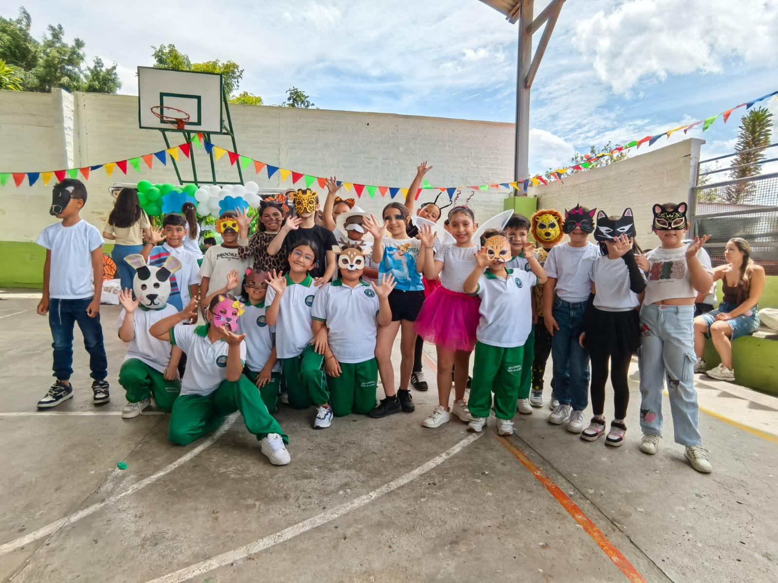 El pasado viernes 21 de agosto, la Sección Escuela León de Greiff de la Institución Educativa Doce de Octubre se vistió de colores, tradición y alegría para celebrar con entusiasmo el Día de la Antioqueñidad