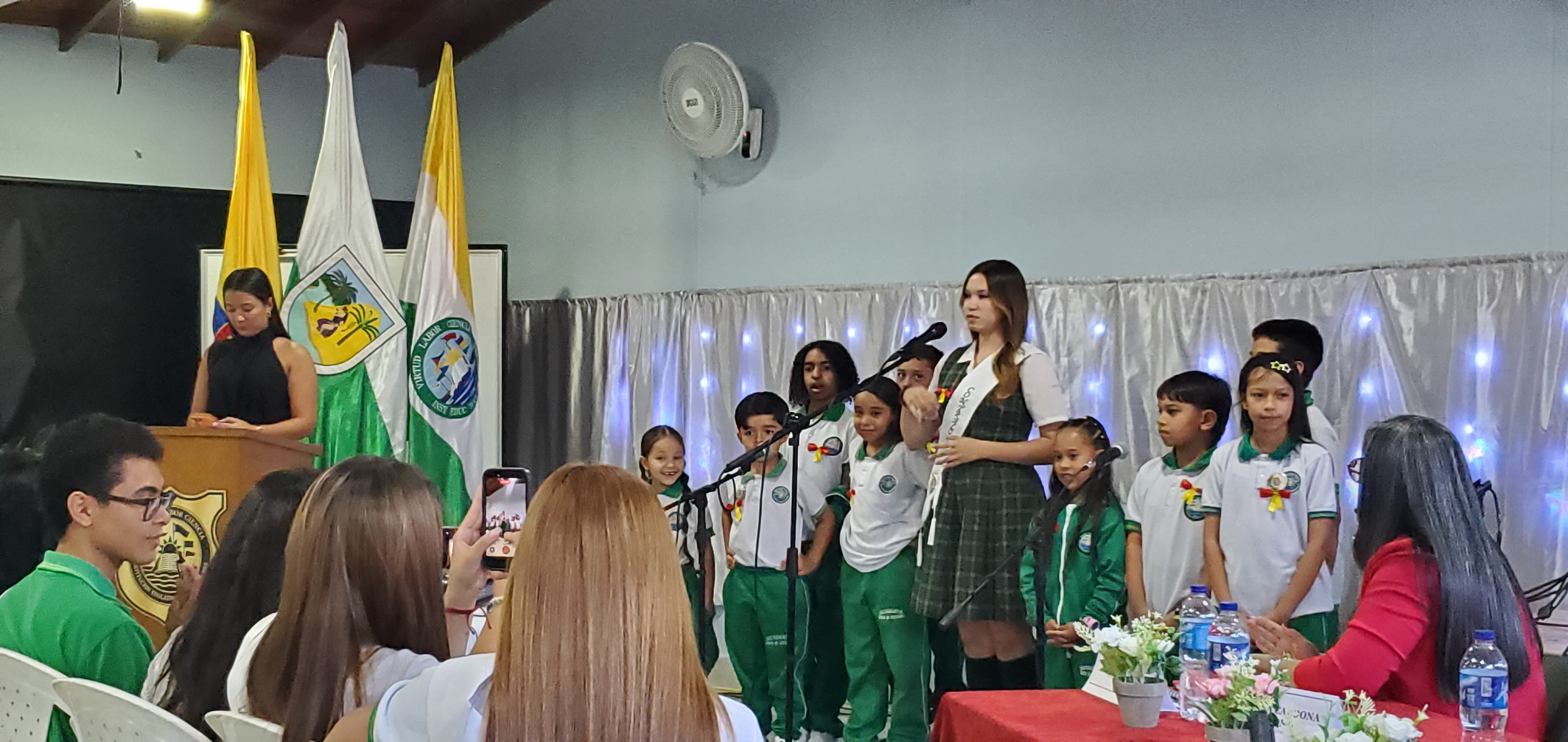 La Institución Educativa Doce de Octubre celebró con éxito el X Congreso de Mediadores Escolares, un encuentro que reunió a estudiantes, líderes, docentes y directivos para reflexionar sobre las redes sociales como nuevo territorio de la mediación.