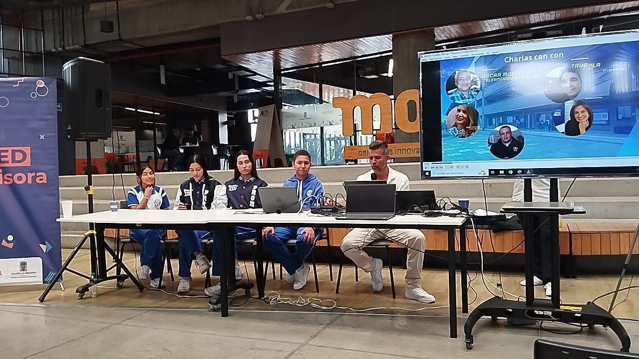 Desde MOVA, la Institución Educativa Enrique Olaya Herrera celebra con orgullo el recorrido de la Emisora Cultural Olayista, un proyecto que se ha consolidado como un escenario de formación, expresión y crecimiento para nuestros estudiantes.