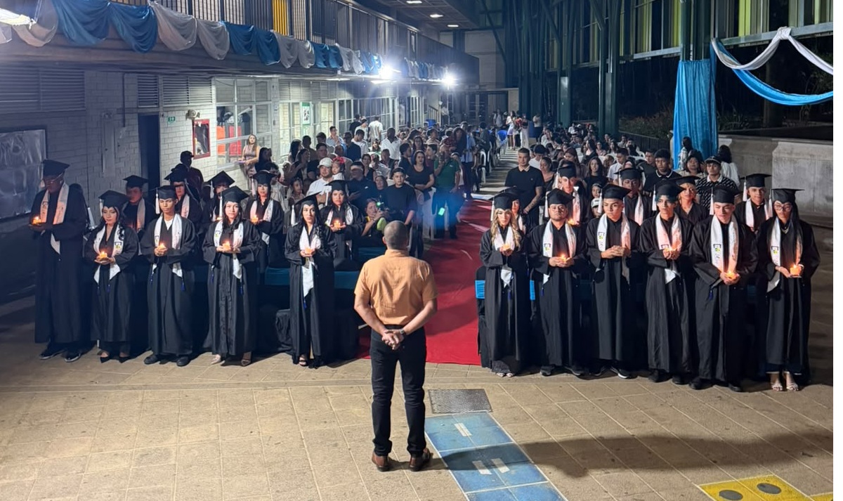 21 Graduados con su director de grupo Carlos Cataño.